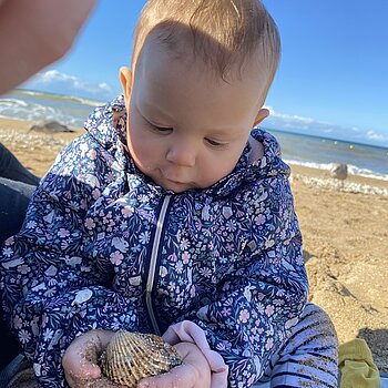 Première fois à la plage pour notre bébé chérie vive le sable mouillé et les coq