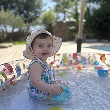 Premières vacances à la mer pour bébé, un vrai poisson dans l’eau !