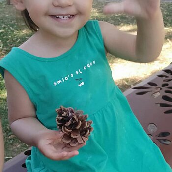 Zahira adore ramasser les pommes de pin au par ainsi que cueillir les fleurs🌸🌺