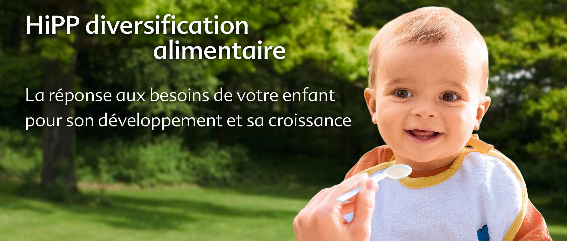 Un bébé est nourri à la cuillère, avec le texte "HiPP diversification alimentaire" et une phrase en français sur la réponse aux besoins nutritionnels de l'enfant.