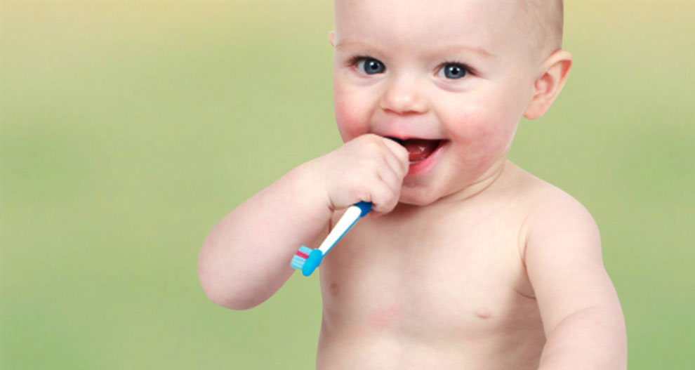 Un bébé avec une brosse à dents.