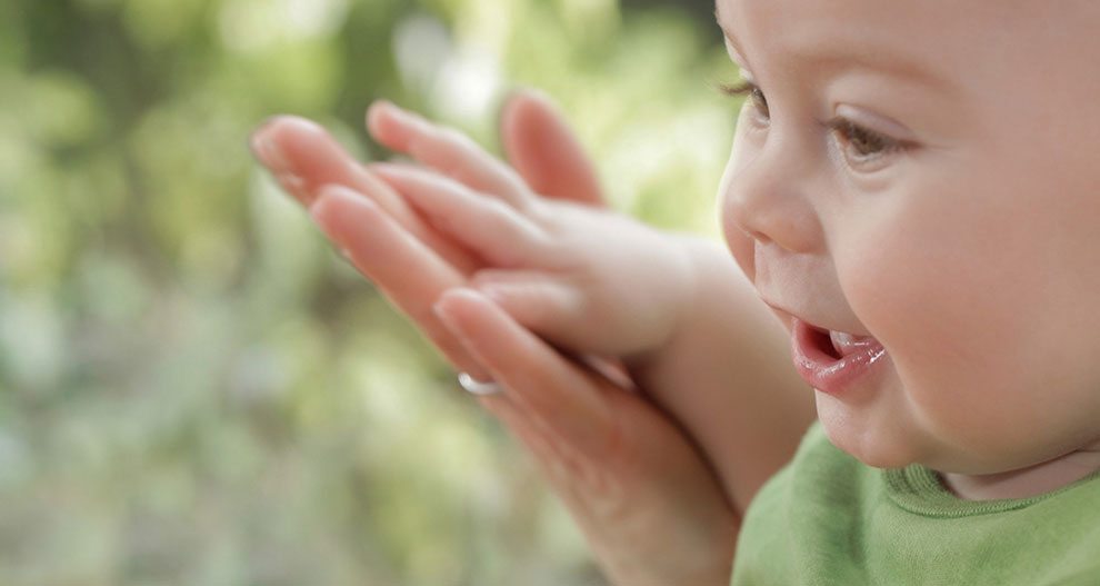 Gros plan sur le visage d'un bébé, avec un arrière-plan flou, capturant un moment de curiosité ou d'émerveillement.