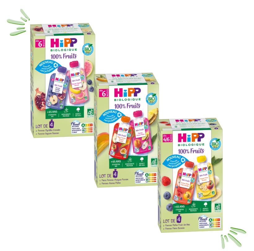 Trois boîtes d'aliments biologiques pour bébés HiPP sont présentées, chacune contenant quatre sachets de 100 g de purée de fruits, avec une variété d'arômes de fruits et un symbole de recyclage.