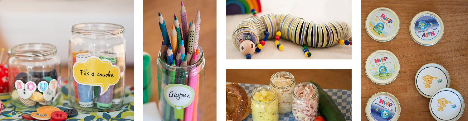 Divers objets organisés dans des contenants, dont des boutons, des crayons, un jouet en forme de chenille et des aliments dans des bocaux.