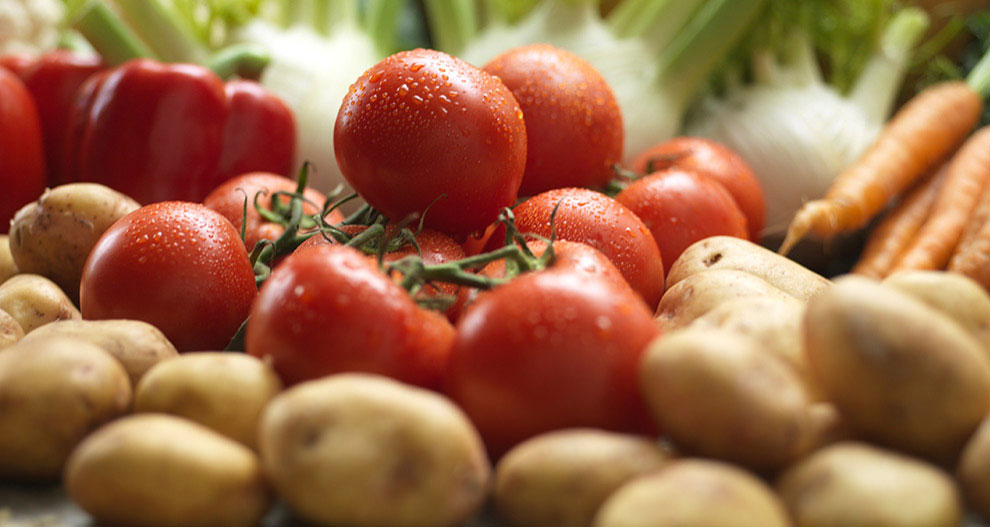 Légumes frais : tomates, carottes, pommes de terre et poivrons.