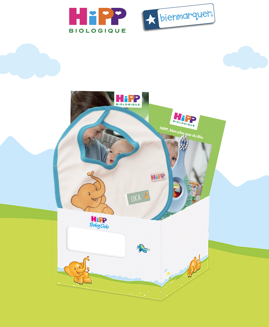 Image promotionnelle pour le Hipp Baby Club représentant un bavoir, une sucette et une brochure avec une femme et un bébé.