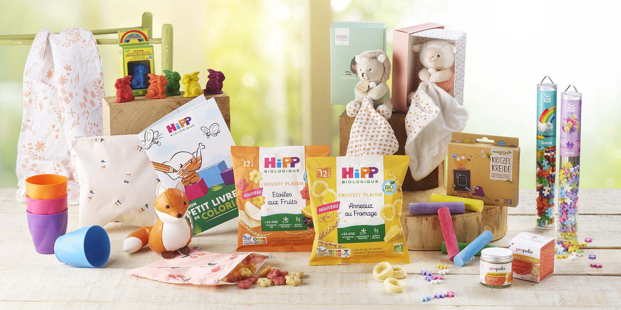 Une collection de produits pour enfants comprenant des snacks, des jouets et du matériel éducatif.