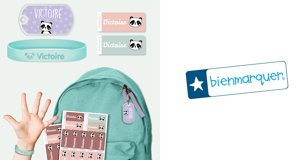 Divers produits de marque portant le nom "Victoire" et un dessin de panda, notamment un sac à dos, des bracelets et des autocollants.