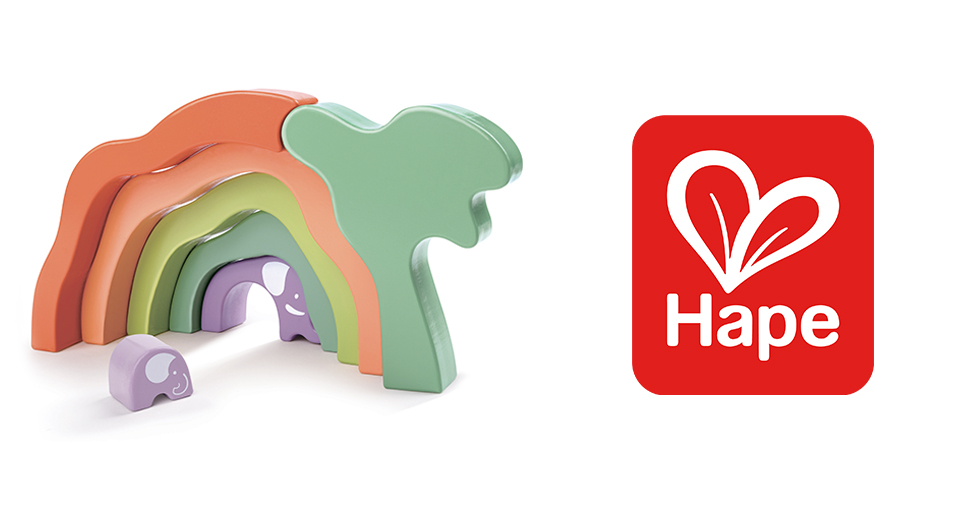 Un ensemble de jouets représentant un arc-en-ciel et un éléphant, ainsi qu'un logo rouge avec un cœur et le mot "Hape".