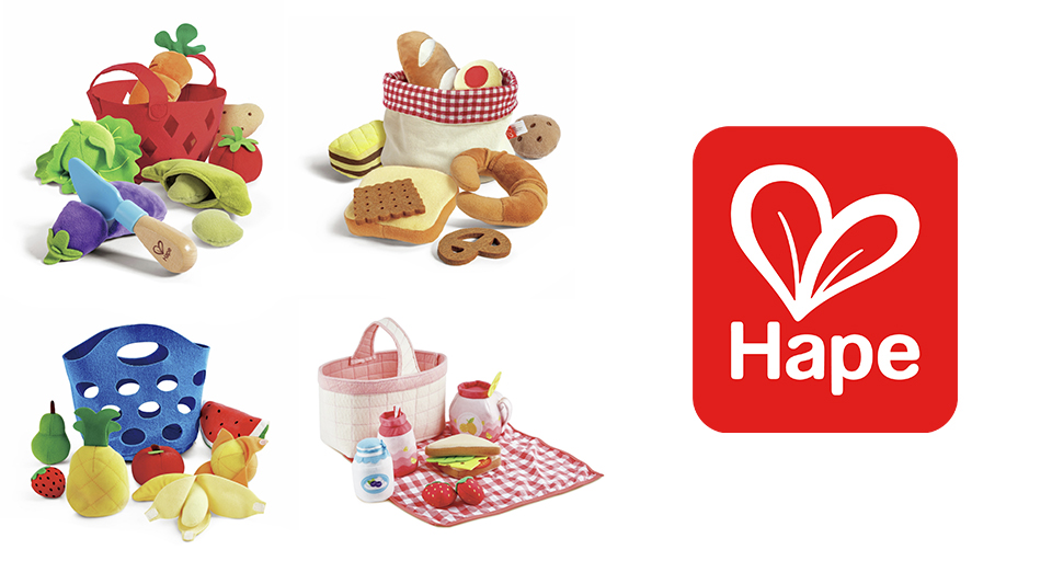 Une collection de jouets alimentaires et un set de pique-nique, accompagnés du logo Hape.