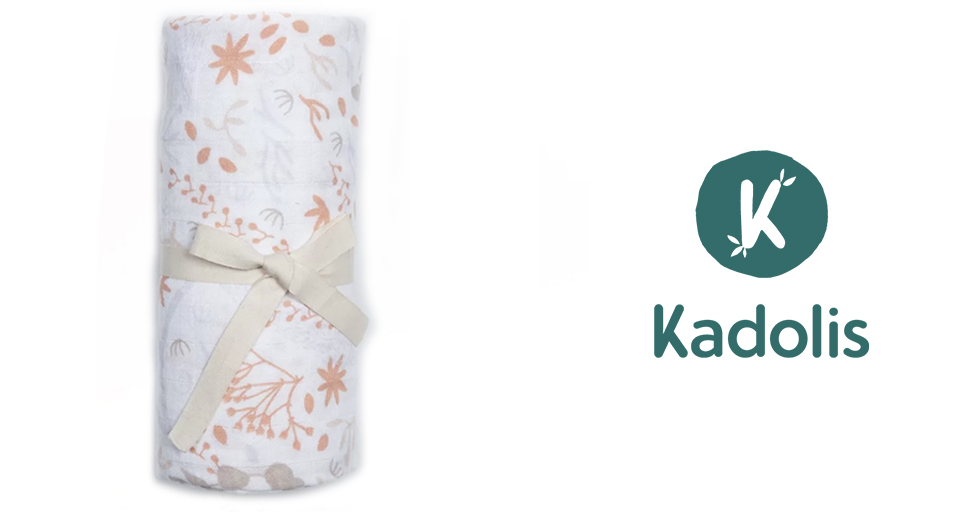 Un article enroulé avec un motif floral attaché avec un ruban est présenté à côté du logo Kadolis.