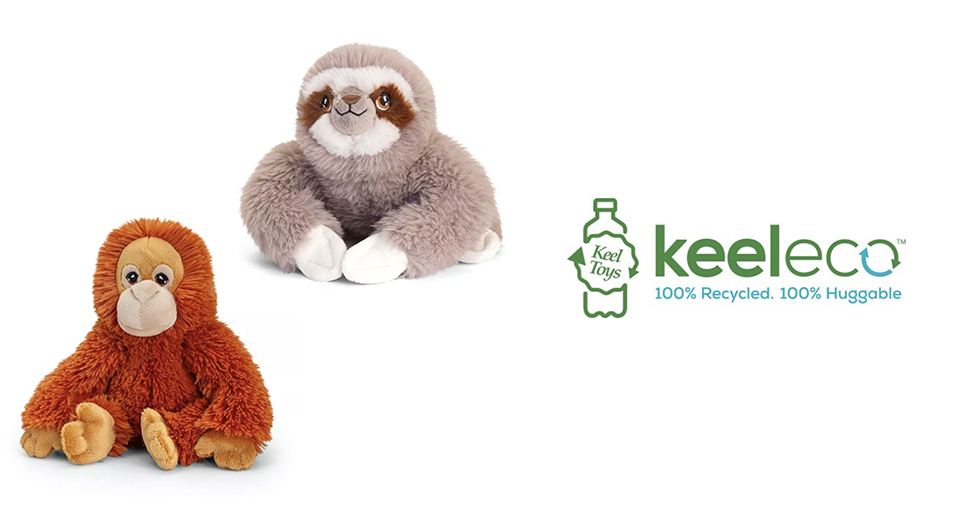 Deux peluches, un paresseux et un orang-outan, sont présentées à côté du logo "keeleco", qui indique que les peluches sont fabriquées à partir de matériaux 100 % recyclés et qu'elles peuvent être câlinées.