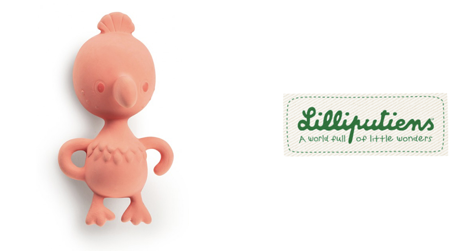 Une figurine rose se tient à côté d'un logo vert et blanc indiquant "Lilliputiens - A world full of little wonders" (Les Lilliputiens - Un monde plein de petites merveilles).