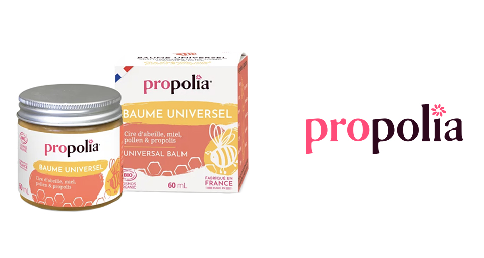Un pot et une boîte d'un produit appelé "BAUME UNIVERSEL" de la marque "propolia", qui est décrit comme un "Baume Universel" avec des ingrédients tels que la cire d'abeille, le miel et la propolis, et qui est fabriqué en France.