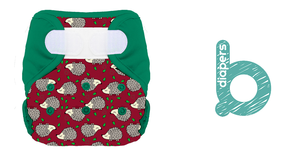 Une couche en tissu vert sur fond rouge avec un motif de hérissons de dessins animés et de feuilles vertes, accompagné d'une lettre "b" stylisée avec le mot "diapers" (couches) écrit en dessous.