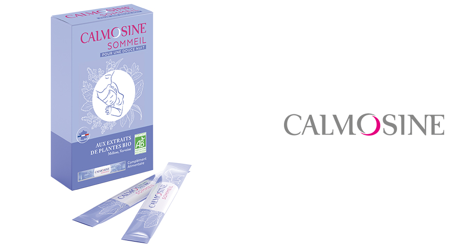 Une boîte de produit et deux sachets étiquetés "CALMOSINE", avec le nom du produit "CALMOSINE" bien en évidence dans une police de caractères stylisée.