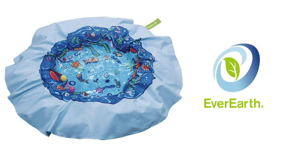 Un tissu bleu avec un motif circulaire de vie marine colorée et de bulles est présenté à côté du logo EverEarth.