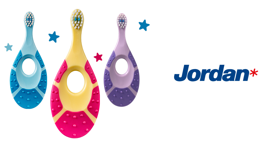 Trois brosses à dents de couleurs et de motifs différents sont affichées à côté du mot "Jordanie" en caractères gras.