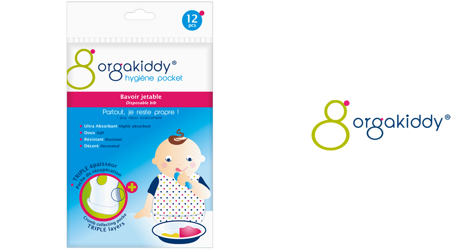 L'emballage d'un produit appelé "orgakiddy", qui semble être un bavoir jetable pour bébé avec un design à trois couches, et une illustration de bande dessinée d'un bébé en train de manger.