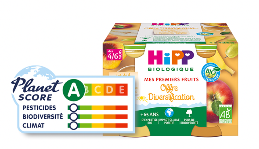 Une boîte de produit étiquetée "Hipp Biologique" avec un Planet Score de A pour les pesticides, la biodiversité et l'impact sur le climat est présentée à côté d'une étiquette indiquant qu'elle convient pour 4 à 6 mois.