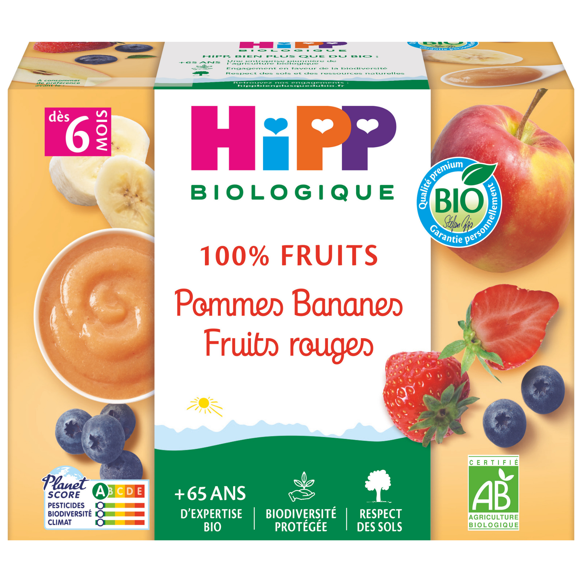 Un emballage de produit pour une marque d'aliments pour bébés appelée "Hipp Biologique". Le produit est un mélange de 100 % de fruits, en particulier des pommes, des bananes, des fraises et des myrtilles, et est destiné aux bébés âgés de 6 mois et plus.